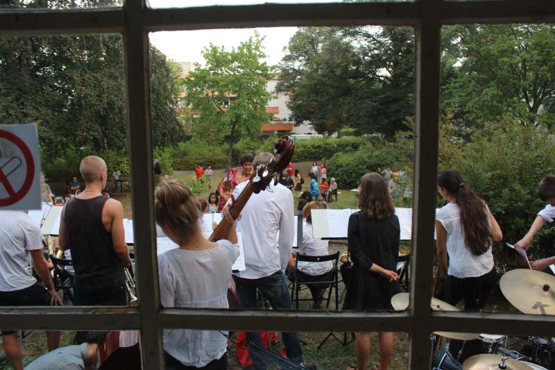 Berggruen-Bigband durch das Fenster des Wintergartens